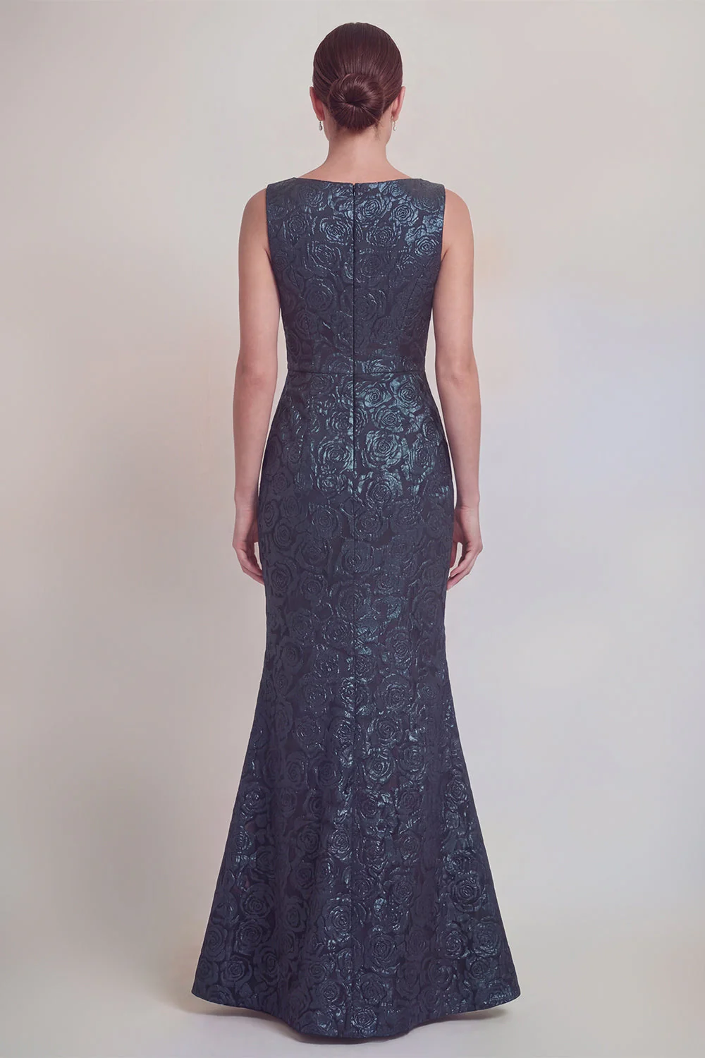 Robe longue de la mère de la mariée en mer à col fleuri vert foncé et fente - Image 11
