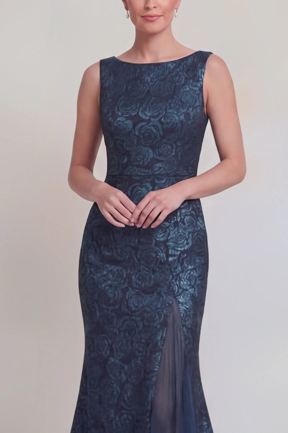Robe longue de la mère de la mariée en mer à col fleuri vert foncé et fente - Image 12