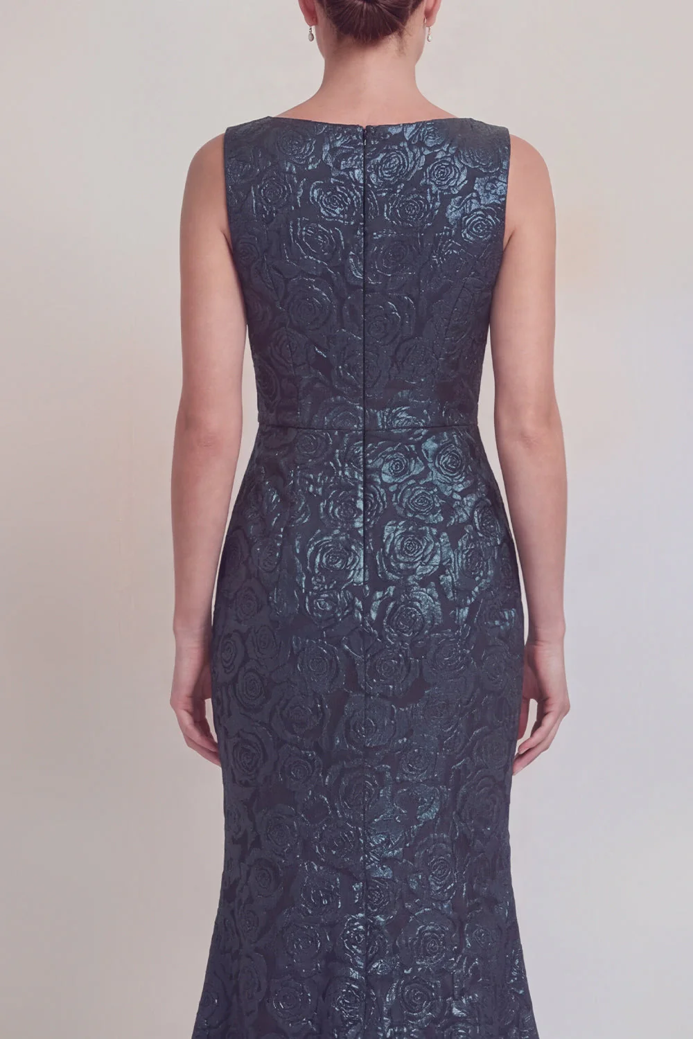 Robe longue de la mère de la mariée en mer à col fleuri vert foncé et fente - Image 13