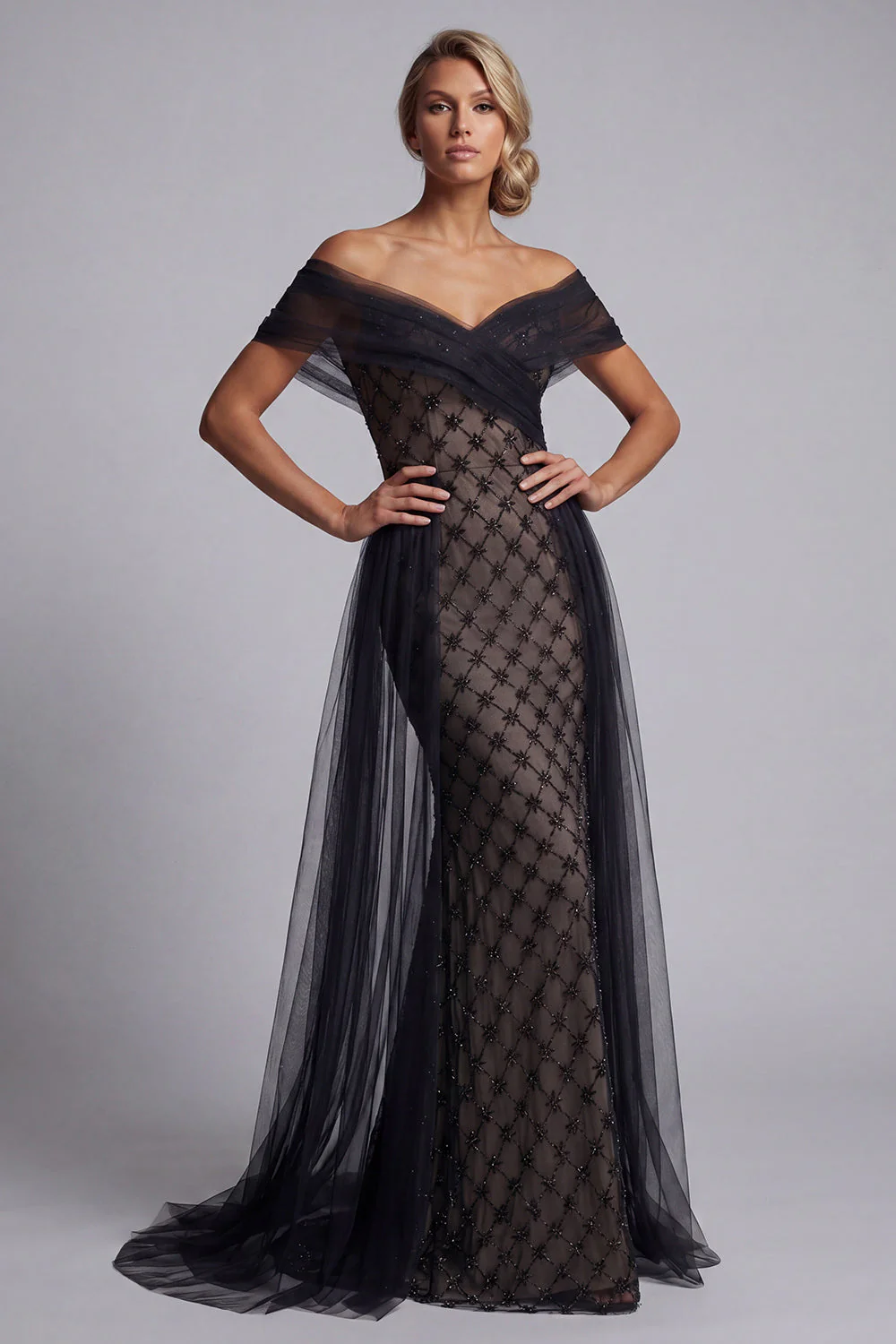 Robe longue de la mère de la mariée en sirène à carreaux noirs avec cape - Image 3