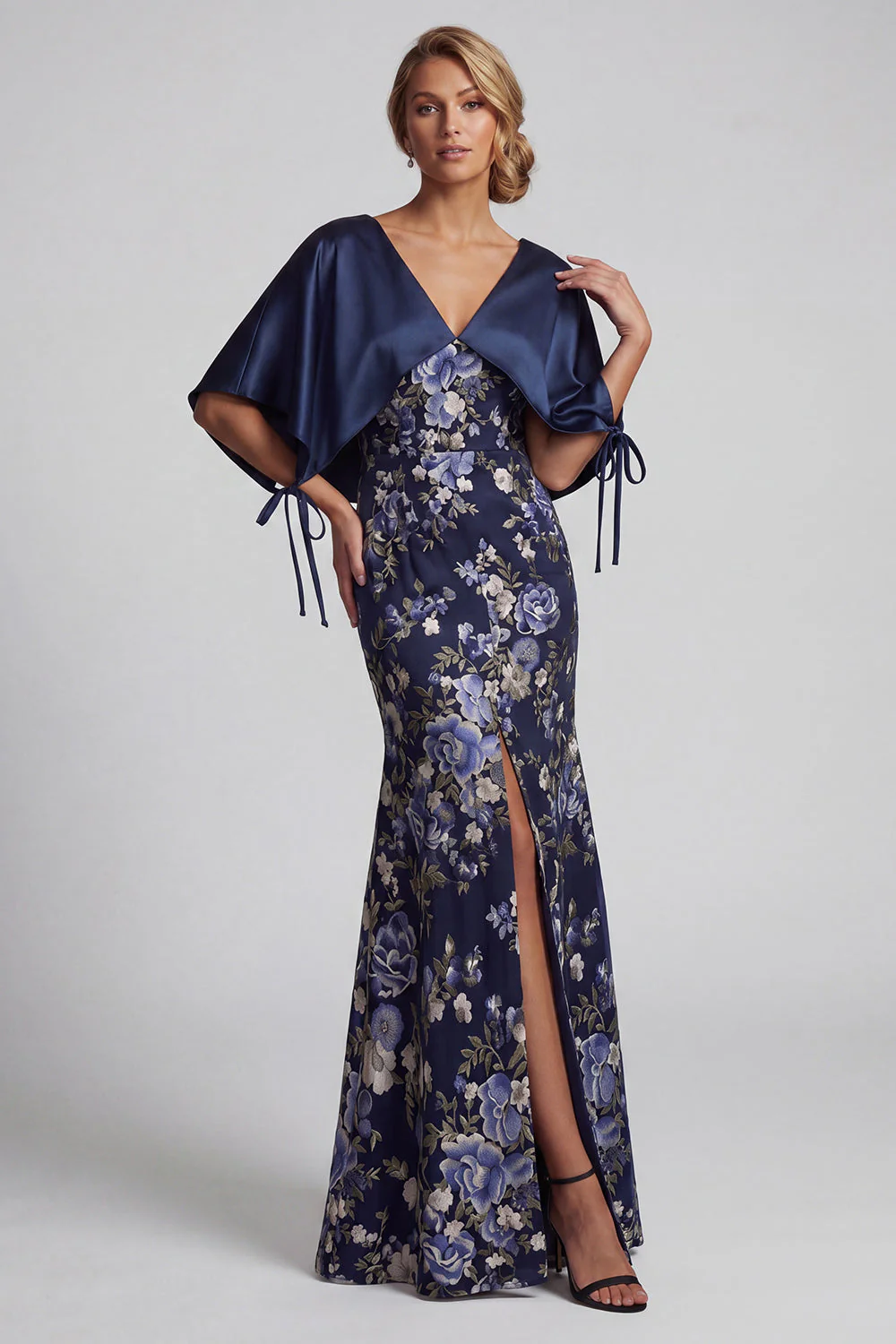 Robe longue de la mère de la mariée en sirène fleurie bleu marine avec une cape - Image 3