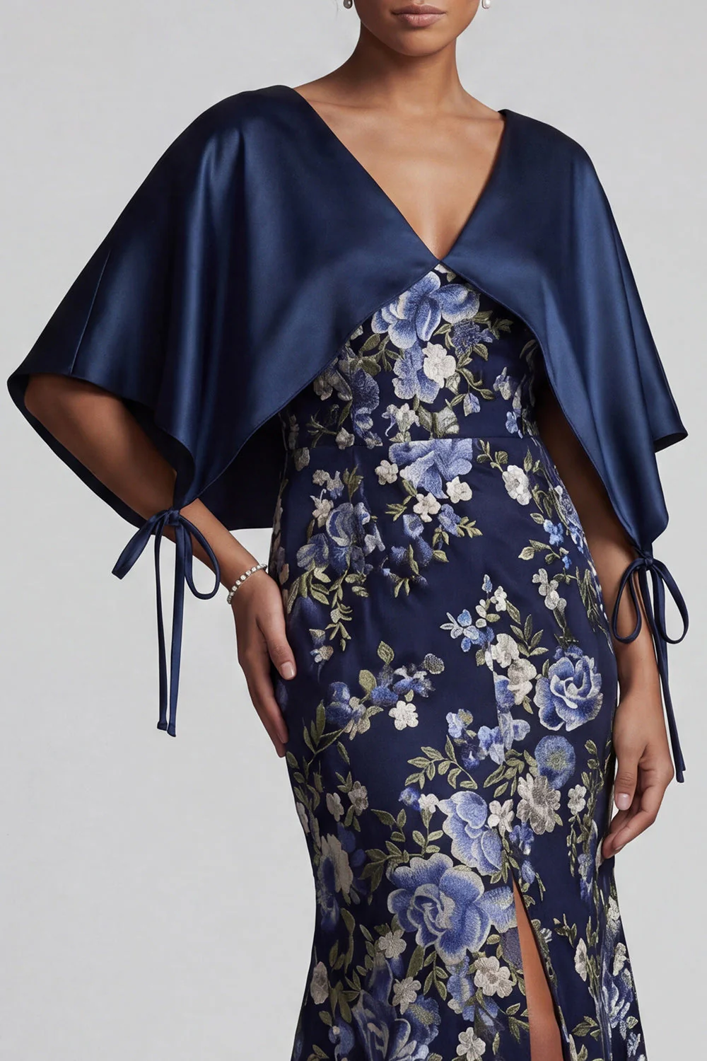 Robe longue de la mère de la mariée en sirène fleurie bleu marine avec une cape - Image 4