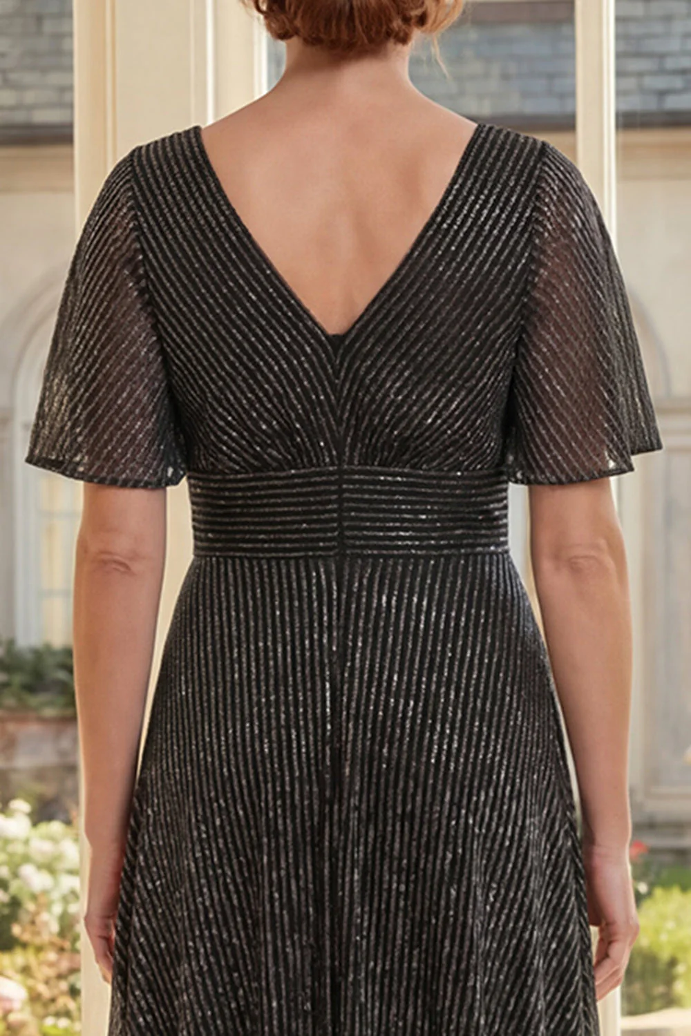 Robe longue de la mère de la mariée noire en V à col en A avec manches flottantes - Image 4