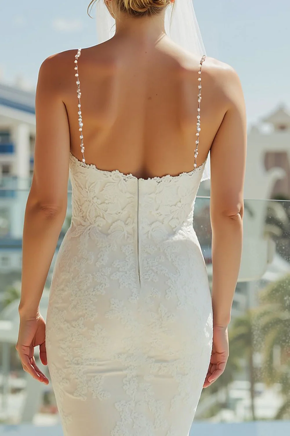 Robe longue de mariée en dentelle à bretelles fines en fourreau ivoire - Image 4