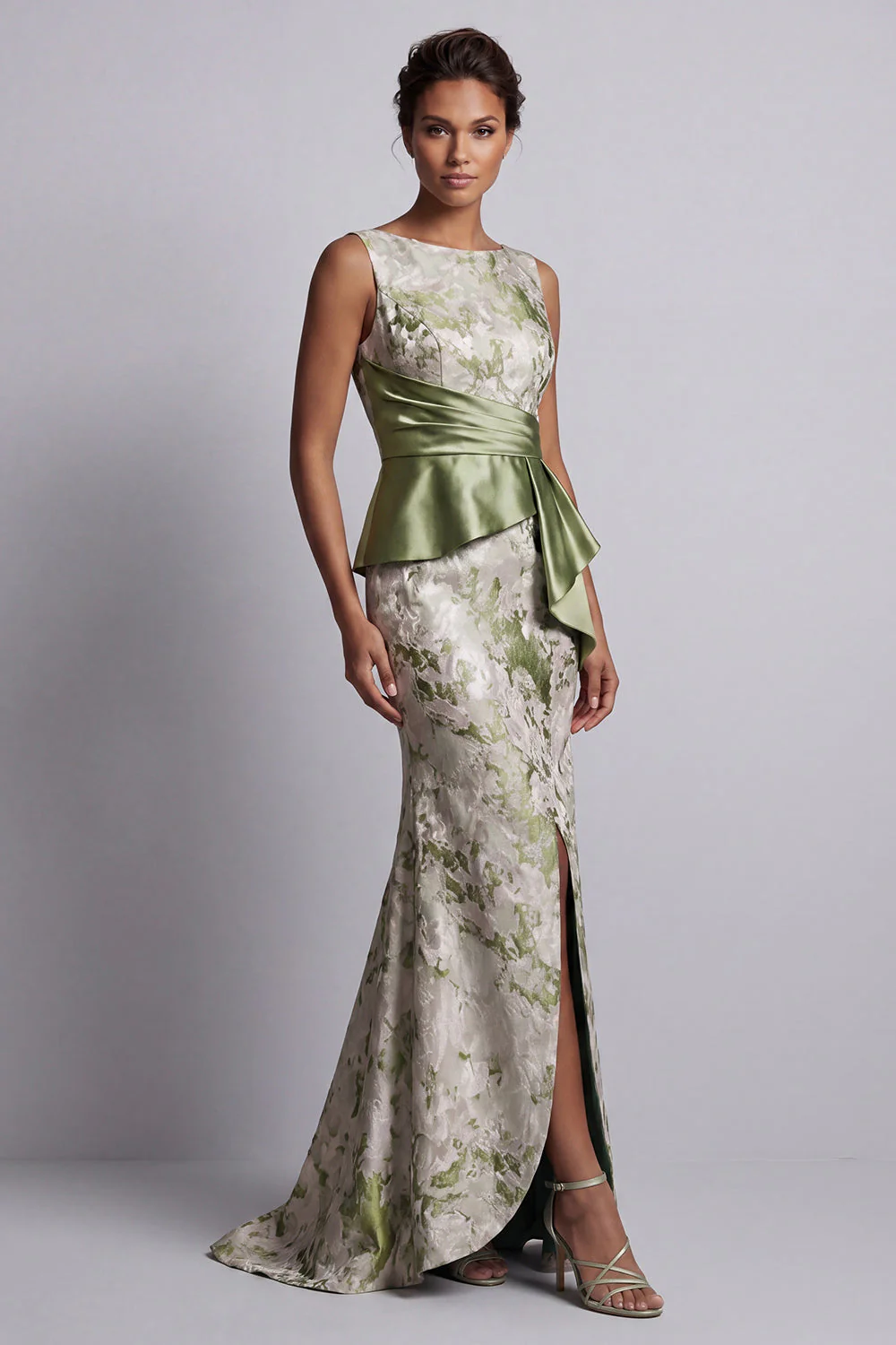 Robe longue de mère de la mariée à fronçons en sirène vert clair avec une ceinture