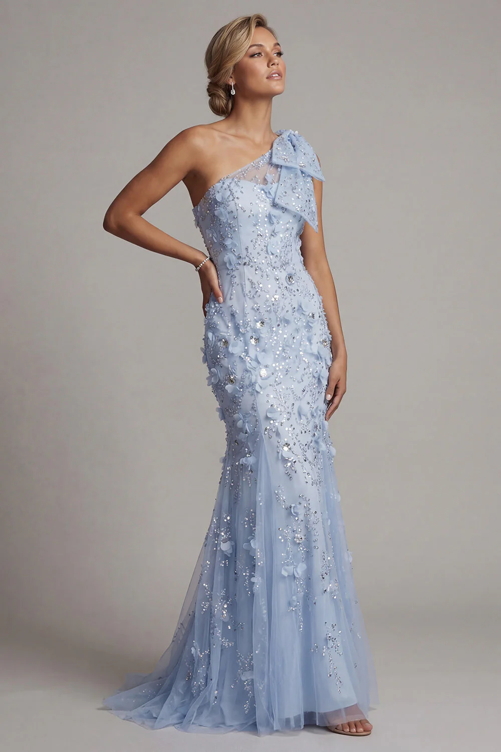 Robe longue de mère de la mariée sirène bleu ciel à paillettes sur une épaule avec des fleurs 3D