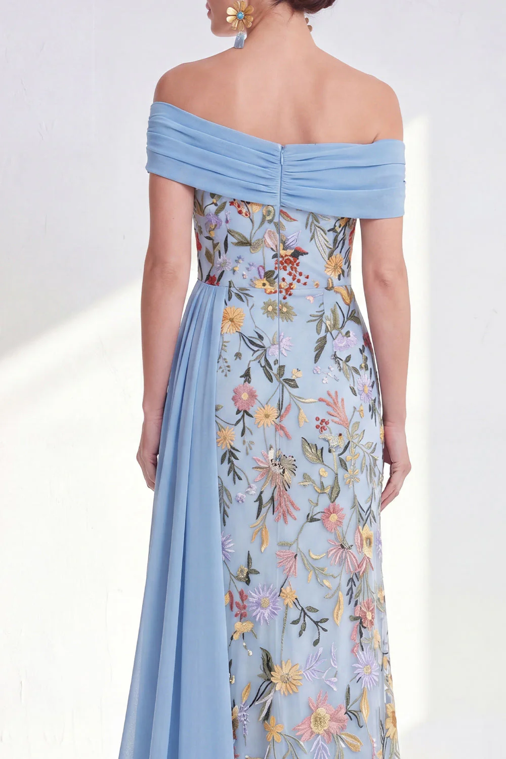 Robe longue de mère de la mariée verte à fourreau large à épaules dénudée - Image 8
