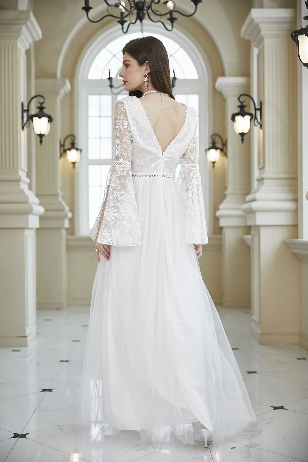 Robe longue de soirée de mariage blanche à col en V dentelle à manches cloche - Image 2