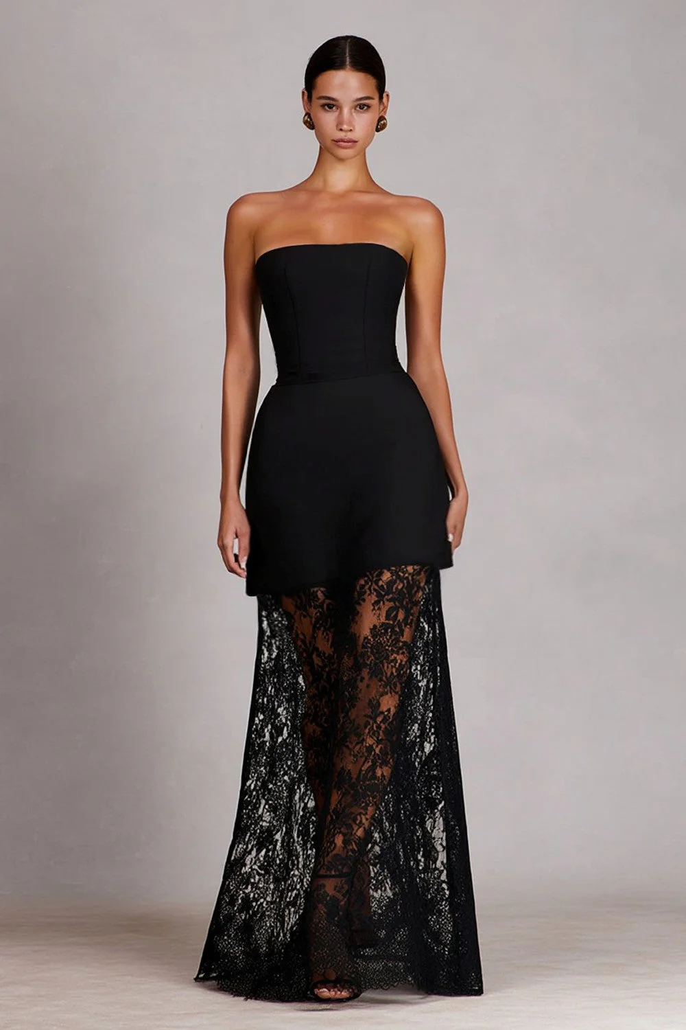Robe longue en satin noire bretellée sans bretelles avec dendelle