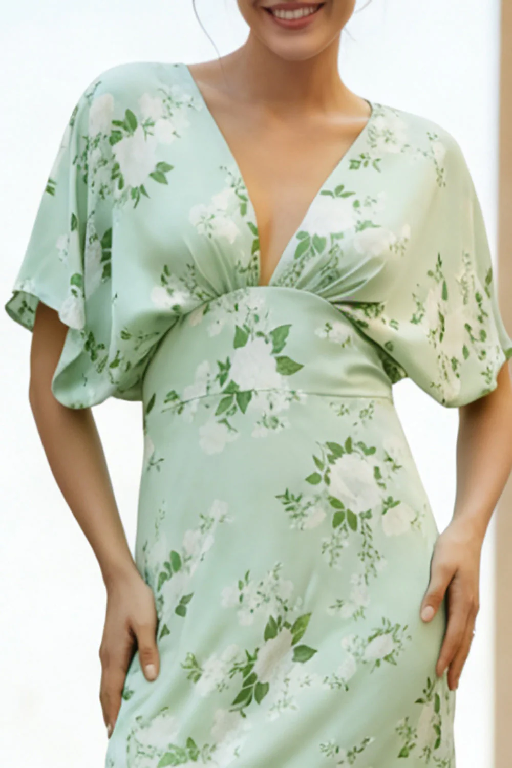 Robe longue fleurie à fourreau en V en gaine sauge avec manches cape - Image 3