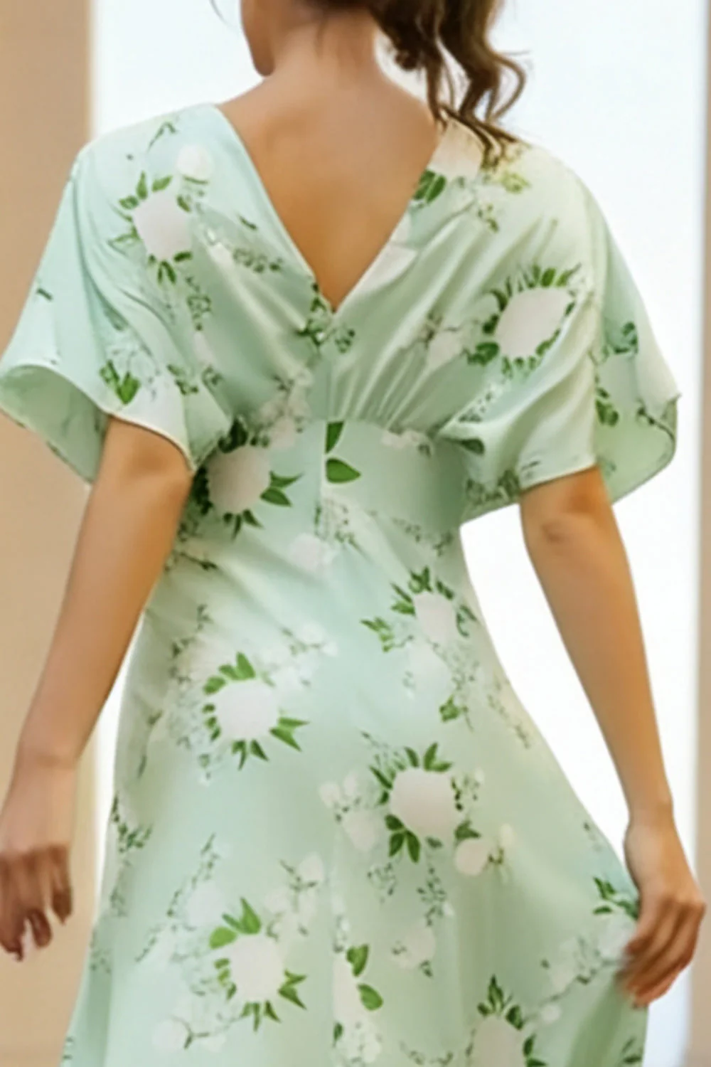 Robe longue fleurie à fourreau en V en gaine sauge avec manches cape - Image 4
