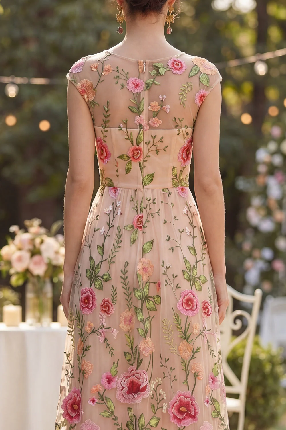 Robe longue fleurie brodée en tulle à col bateau, décolleté A-line - Image 4