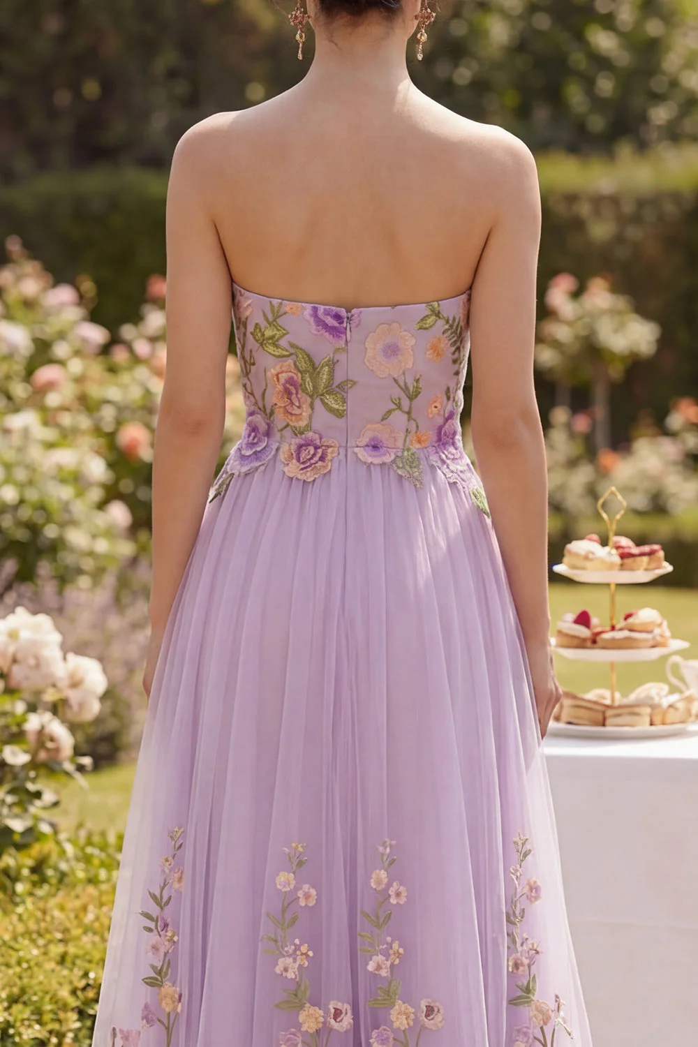 Robe longue fleurie brodée en tulle sans bretelles lilas - Image 4