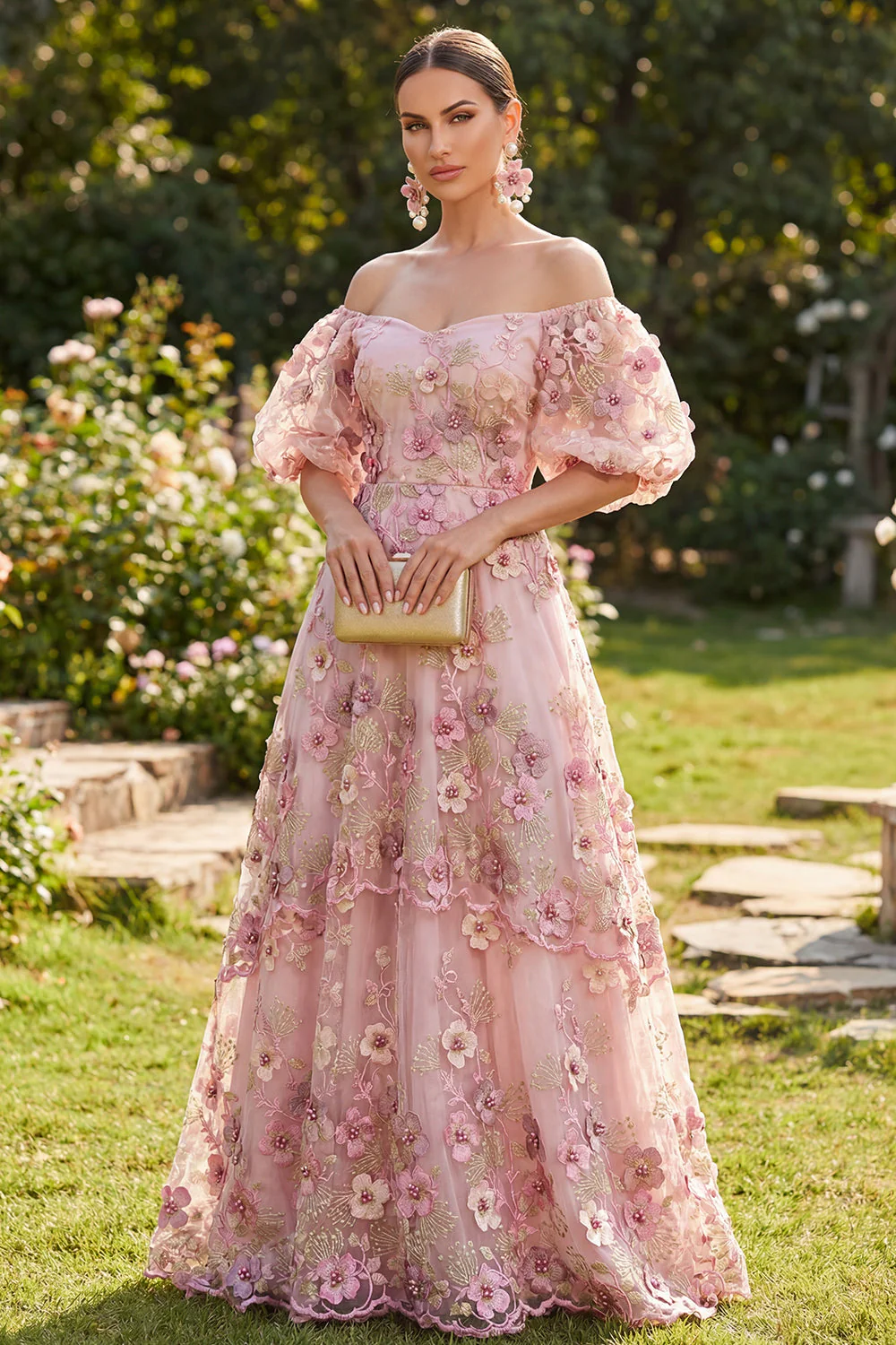 Robe longue fleurie en tulle rose fuchsia à épaules dénudées, avec des manches bouffantes