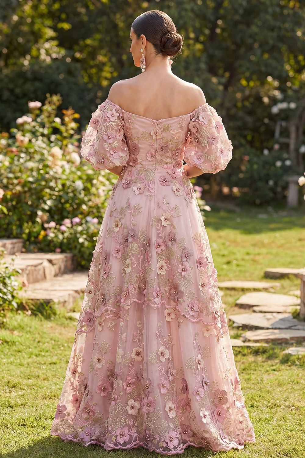 Robe longue fleurie en tulle rose fuchsia à épaules dénudées, avec des manches bouffantes - Image 2
