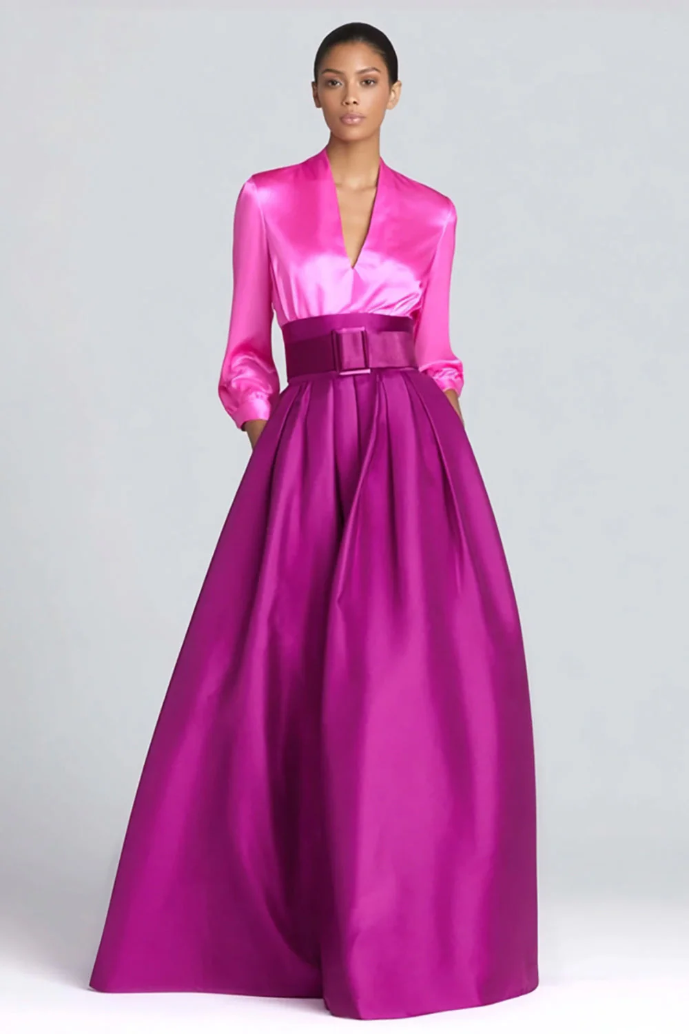 Robe longue formelle à manches trapèze en satin fuchsia et magenta à col en V