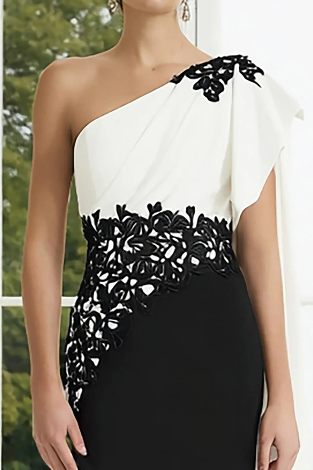 Robe longue formelle à une épaule fourreau noir et blanc appliquée - Image 2