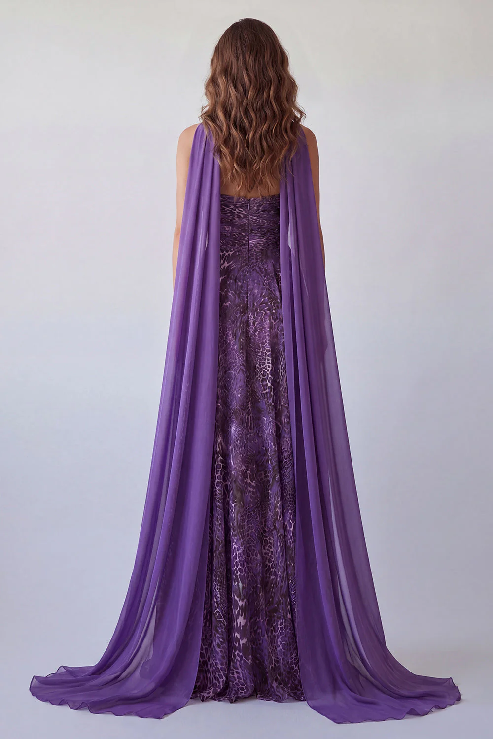 Robe longue formelle courtière en mousseline A Strap violette avec écharpe à col - Image 2