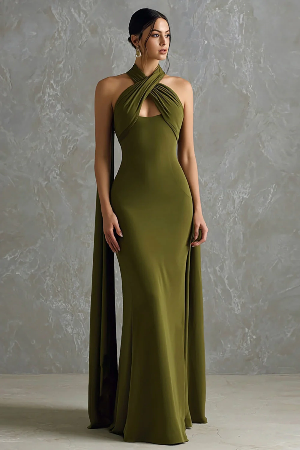 Robe longue formelle en mousseline de soie à fourreau dos nu olive