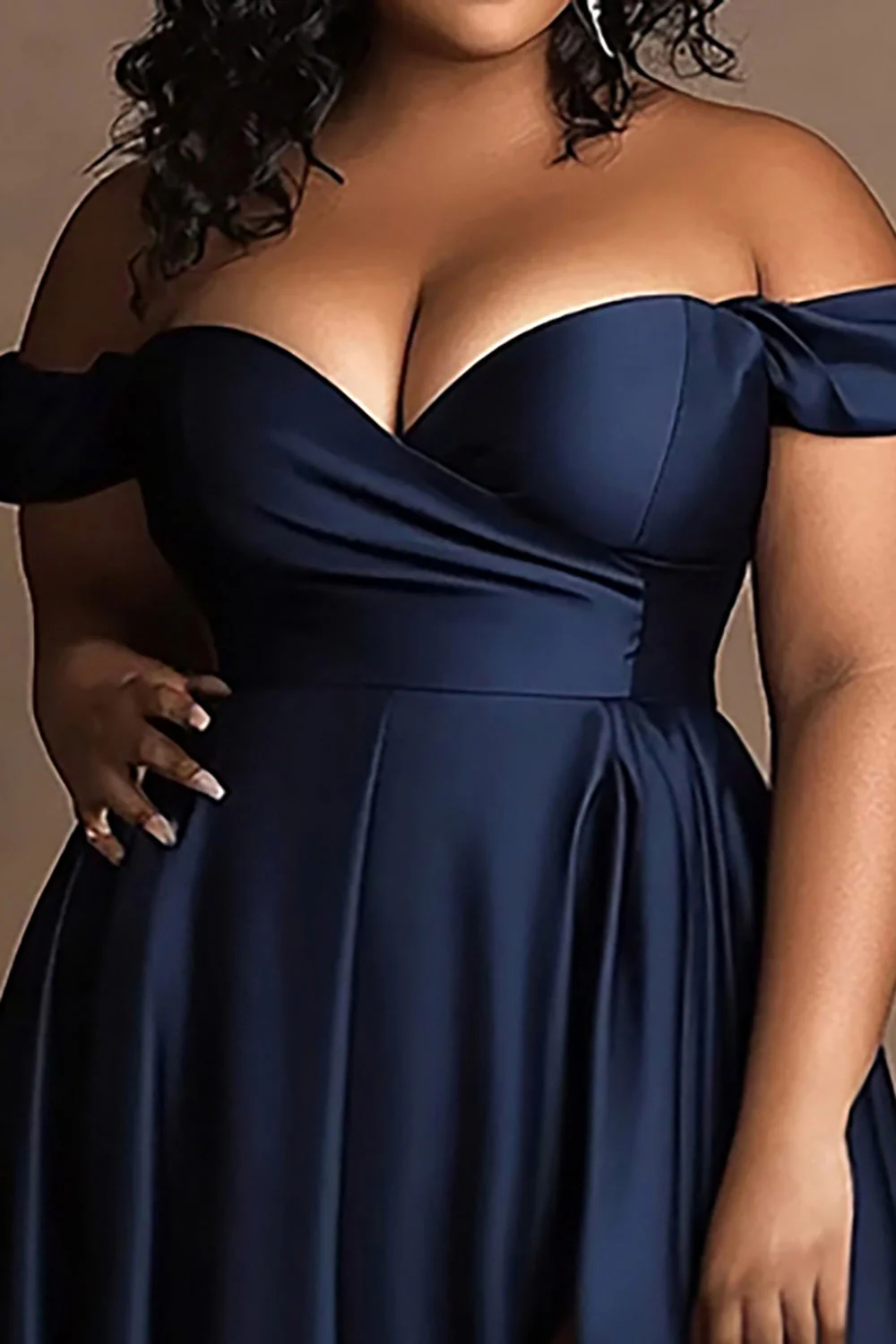 Robe longue formelle en satin bleu marine à épaules dénudées grande taille avec fente - Image 2