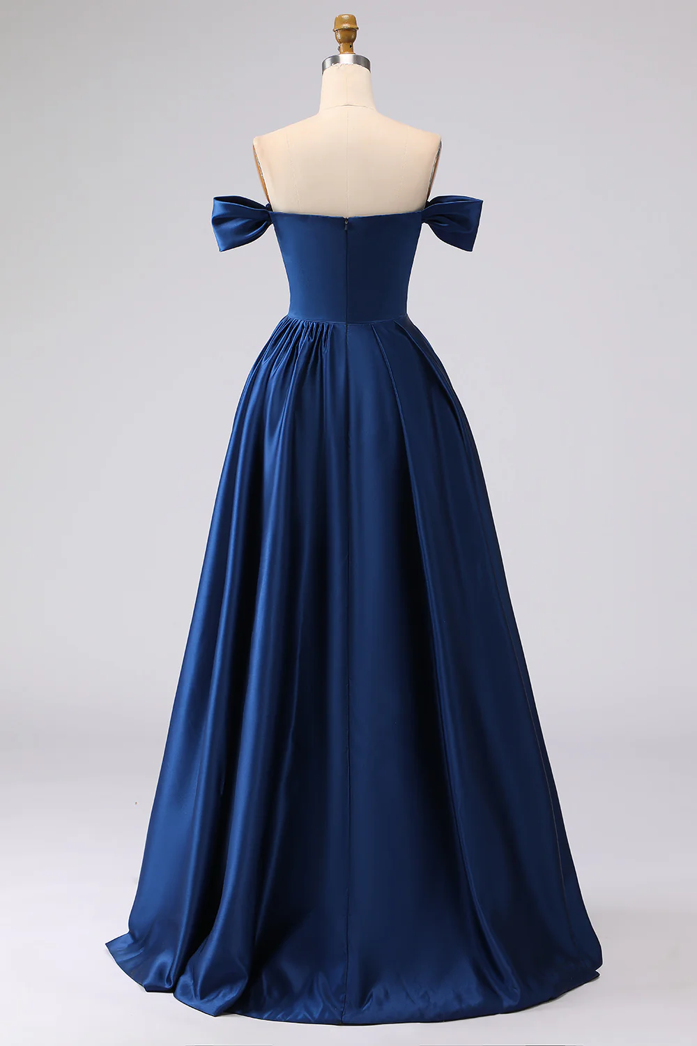 Robe longue formelle en satin bleu marine à épaules dénudées grande taille avec fente - Image 4