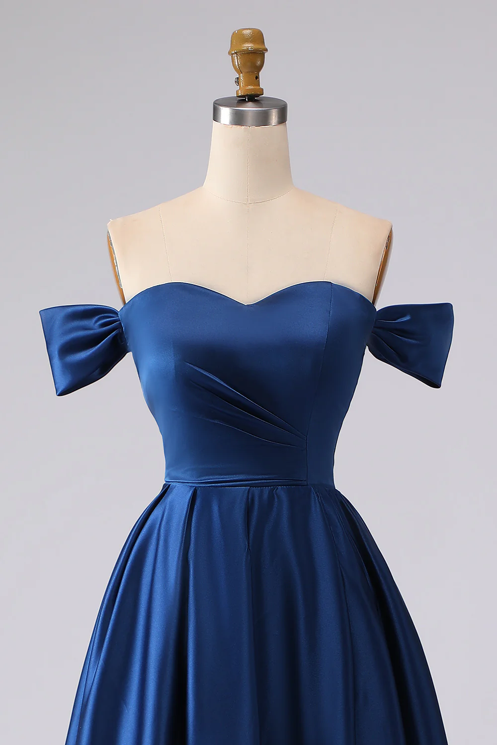Robe longue formelle en satin bleu marine à épaules dénudées grande taille avec fente - Image 6