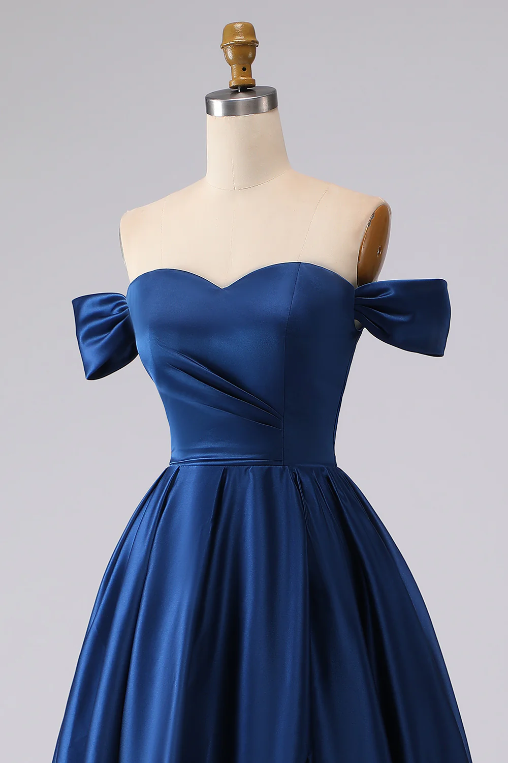 Robe longue formelle en satin bleu marine à épaules dénudées grande taille avec fente - Image 8
