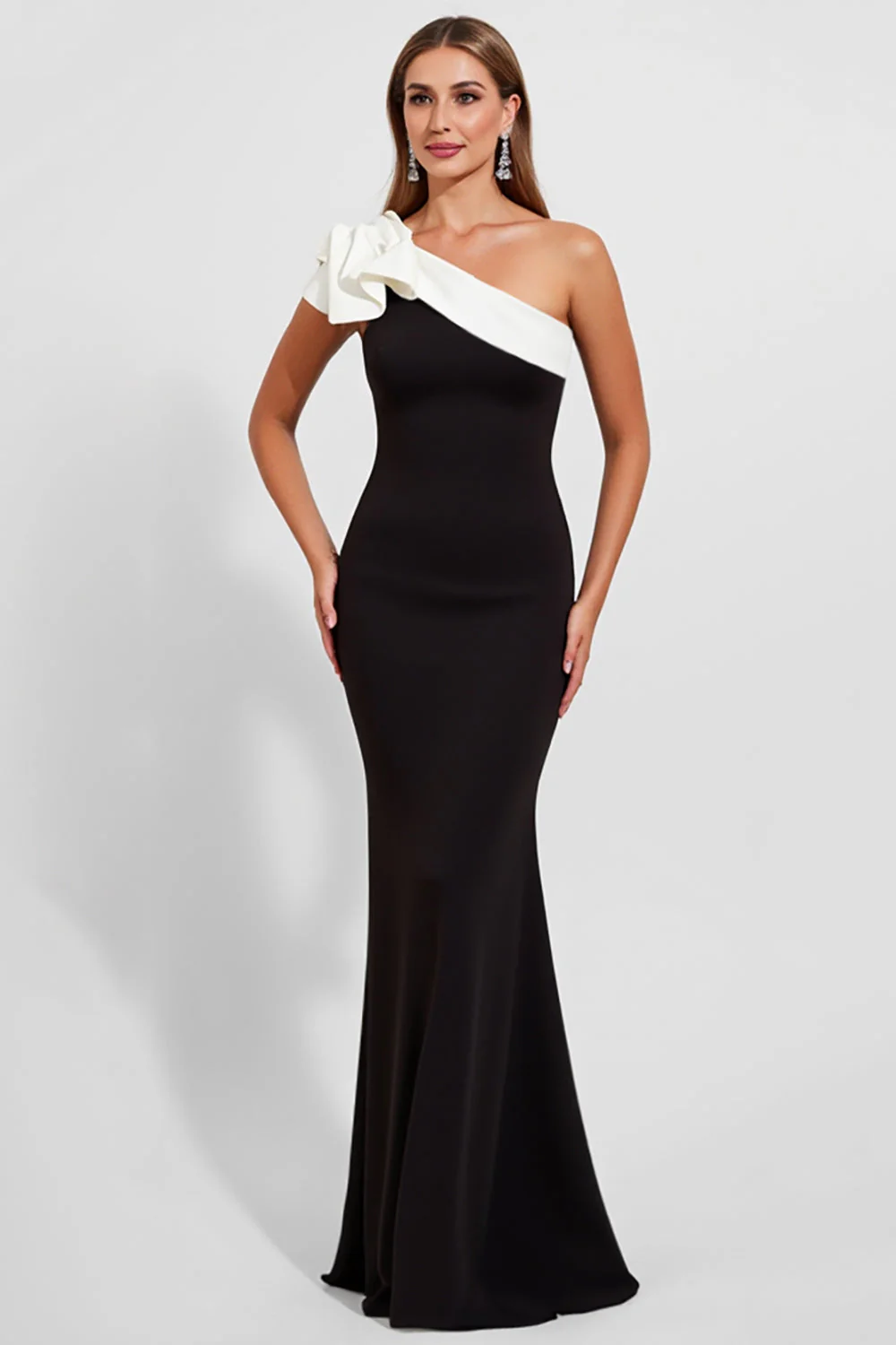 Robe longue formelle en satin noir sirène à une épaule - Image 3