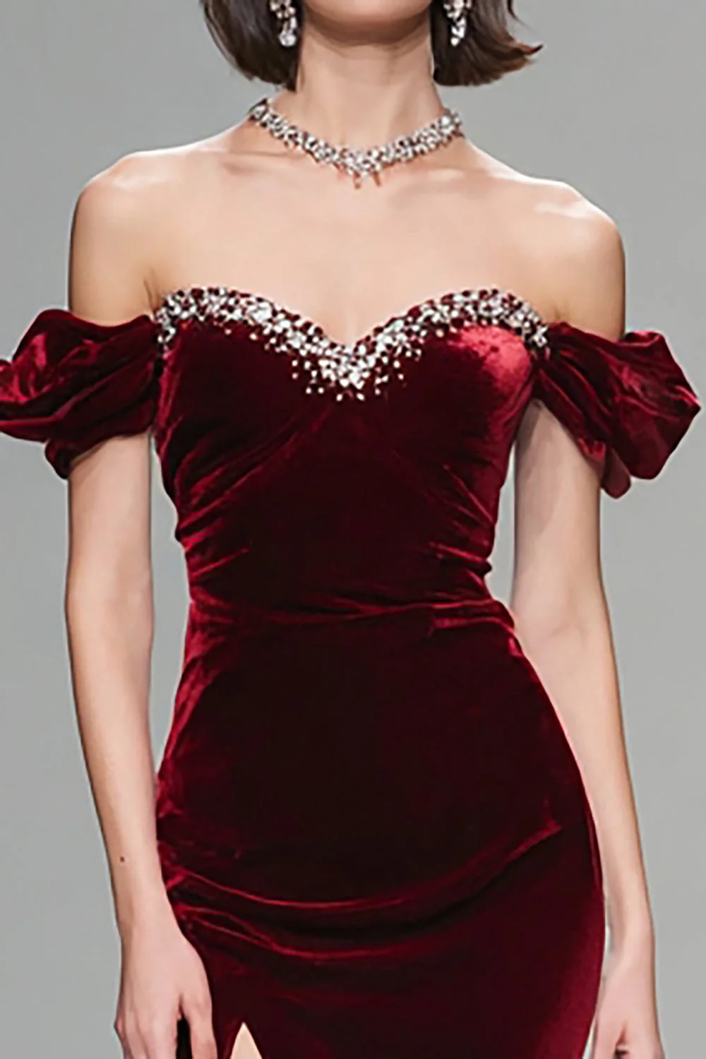 Robe longue formelle en velours bordeaux scintillant à épaules dénudées - Image 2