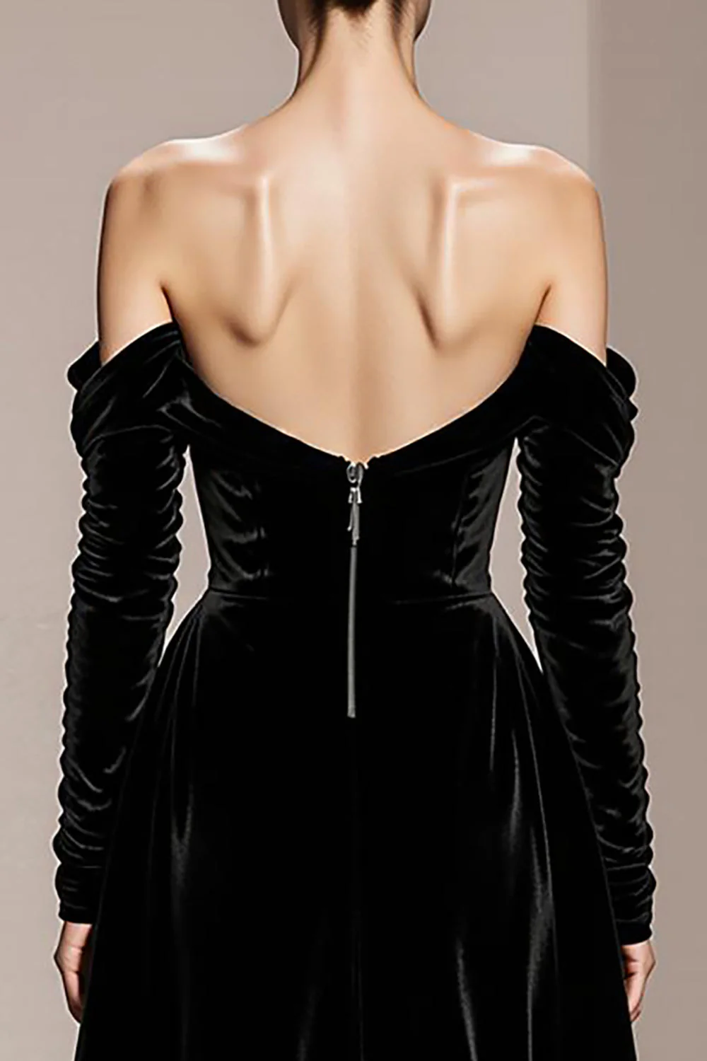 Robe longue formelle en velours noir à épaules dénudées avec fente - Image 4
