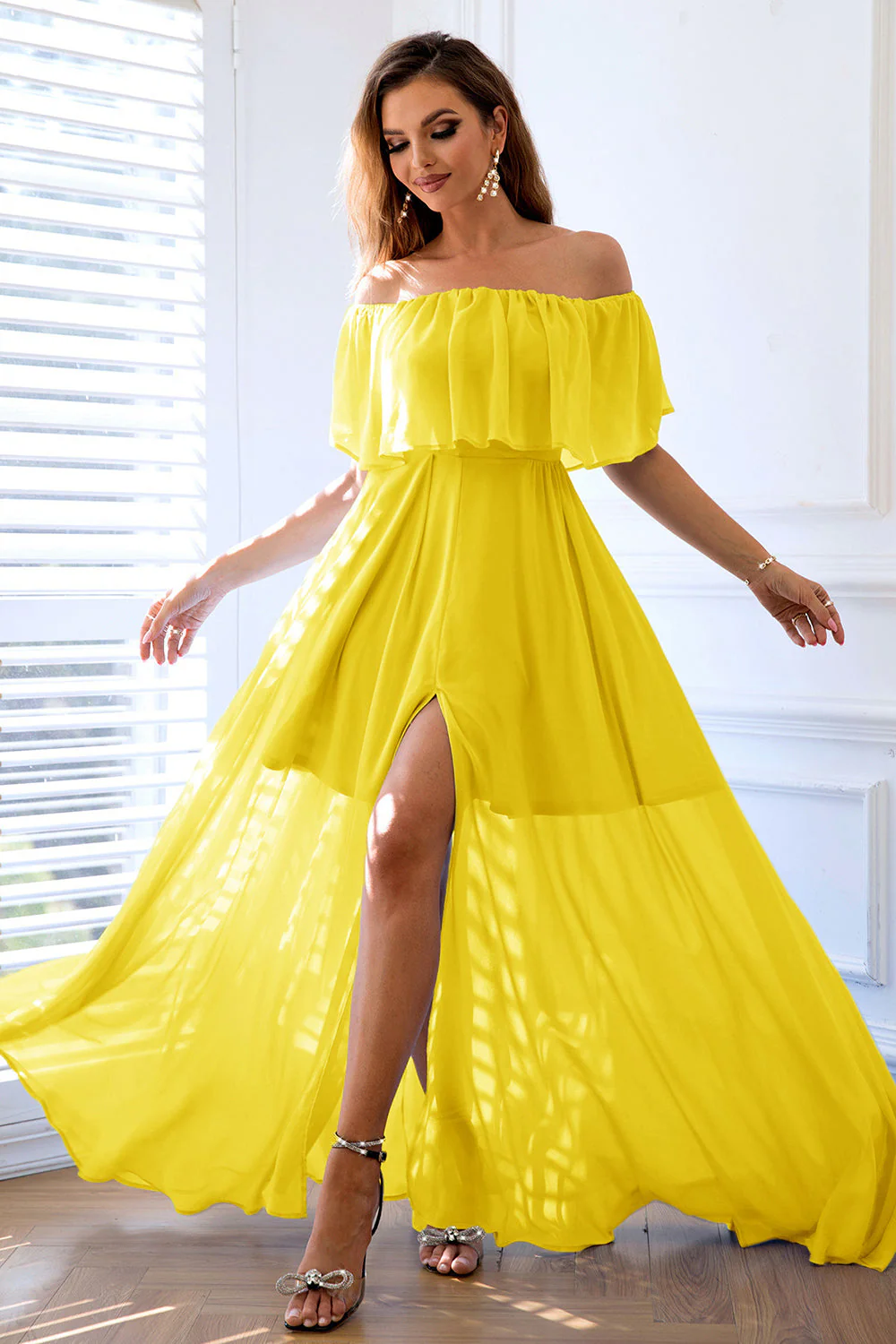 Robe longue formelle jaune à volants à épaules dénudées avec fente - Image 4