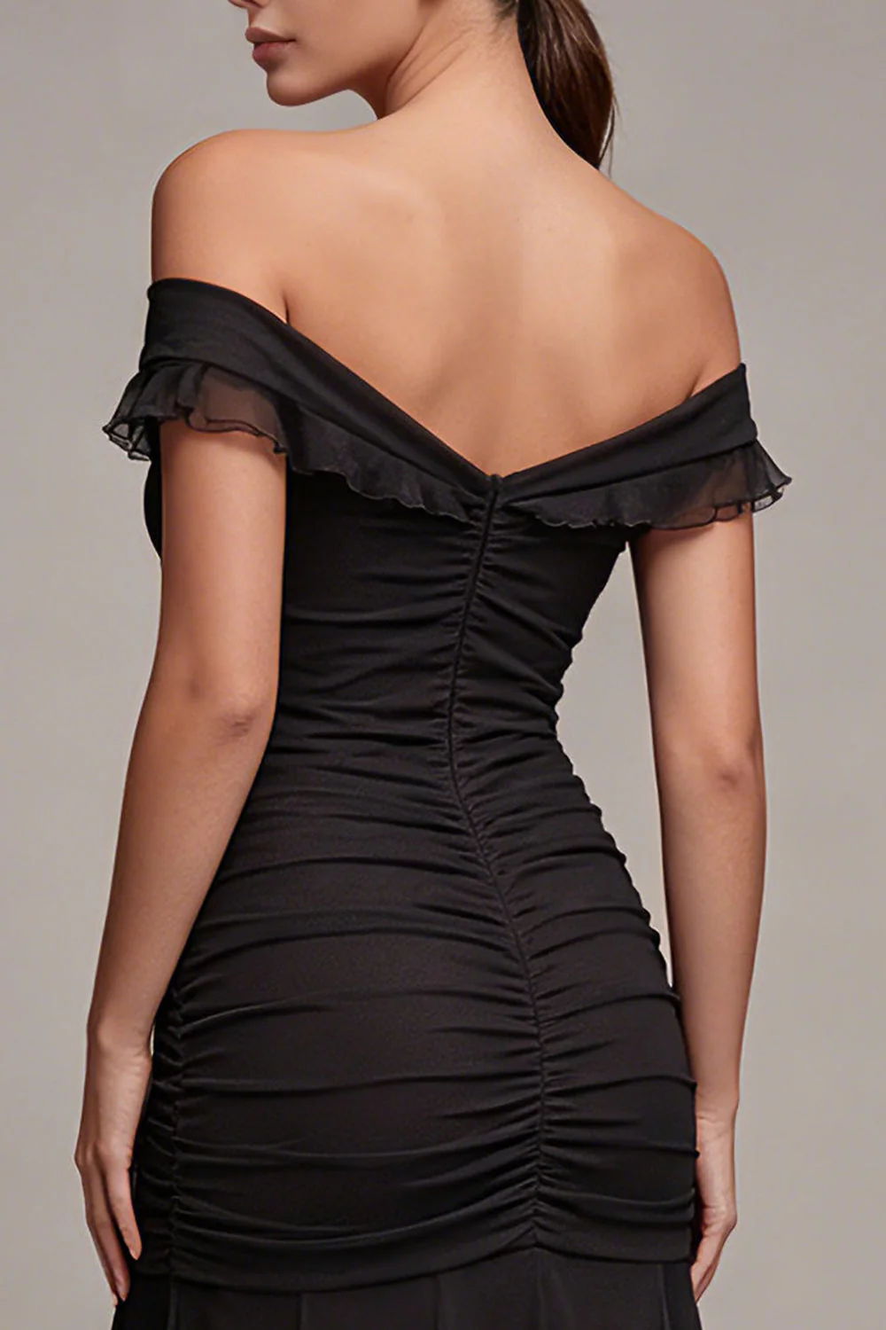 Robe longue formelle noire à épaules dénudées, sirène à fronçons et volants - Image 4