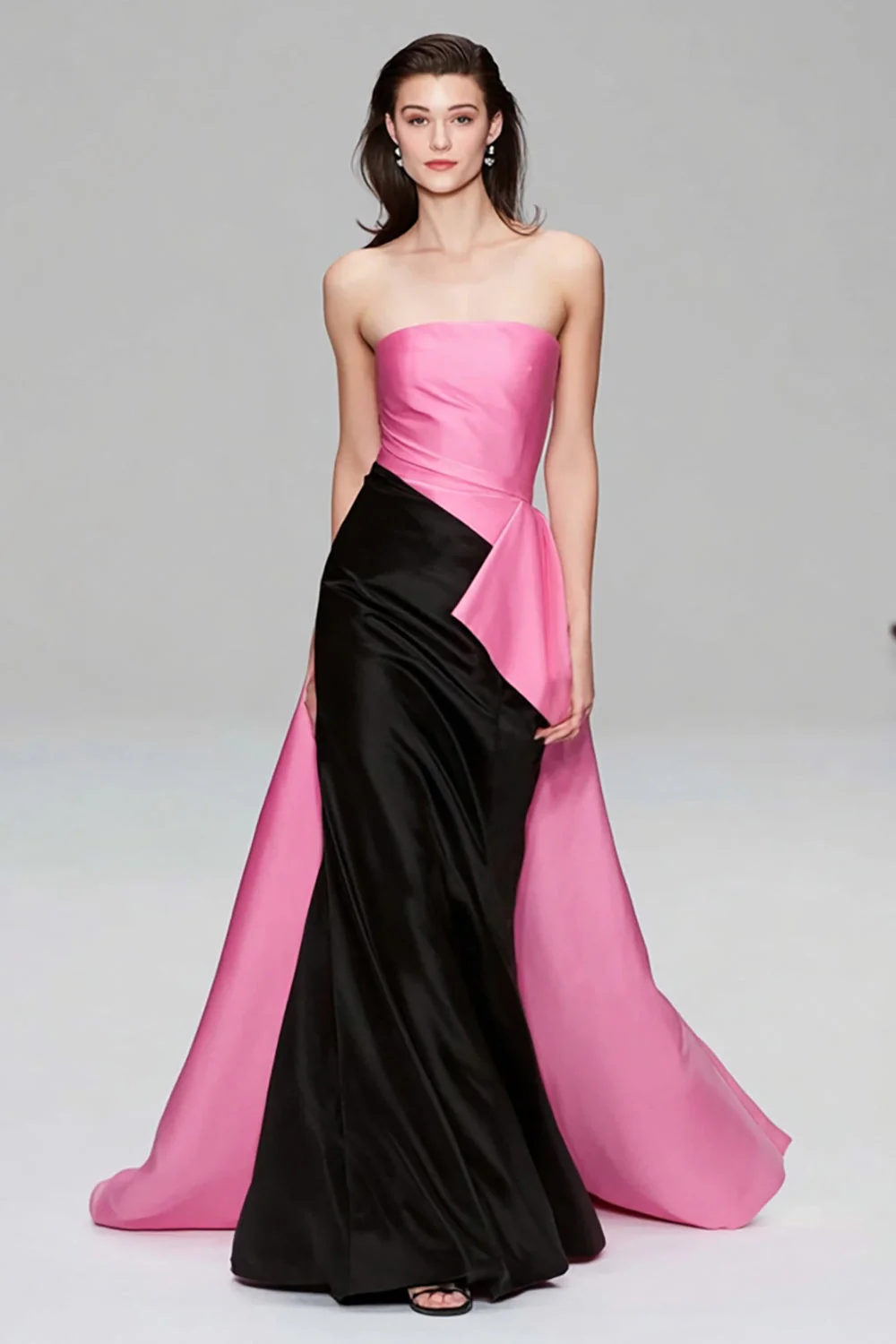 Robe longue formelle sans bretelles en satin sirène noire et rose avec volants
