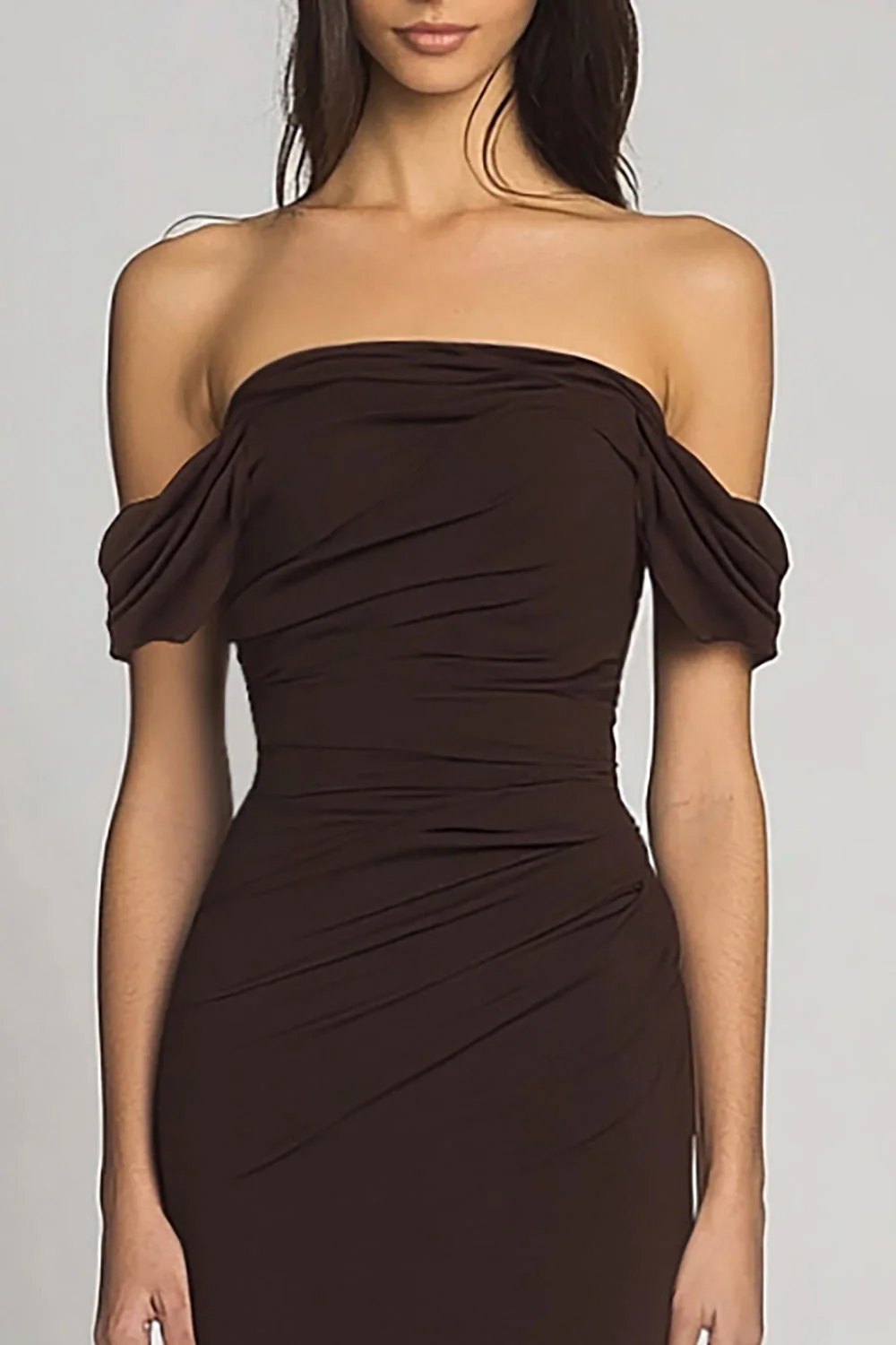 Robe longue formelle sirène marron foncé à épaules dénudées - Image 2
