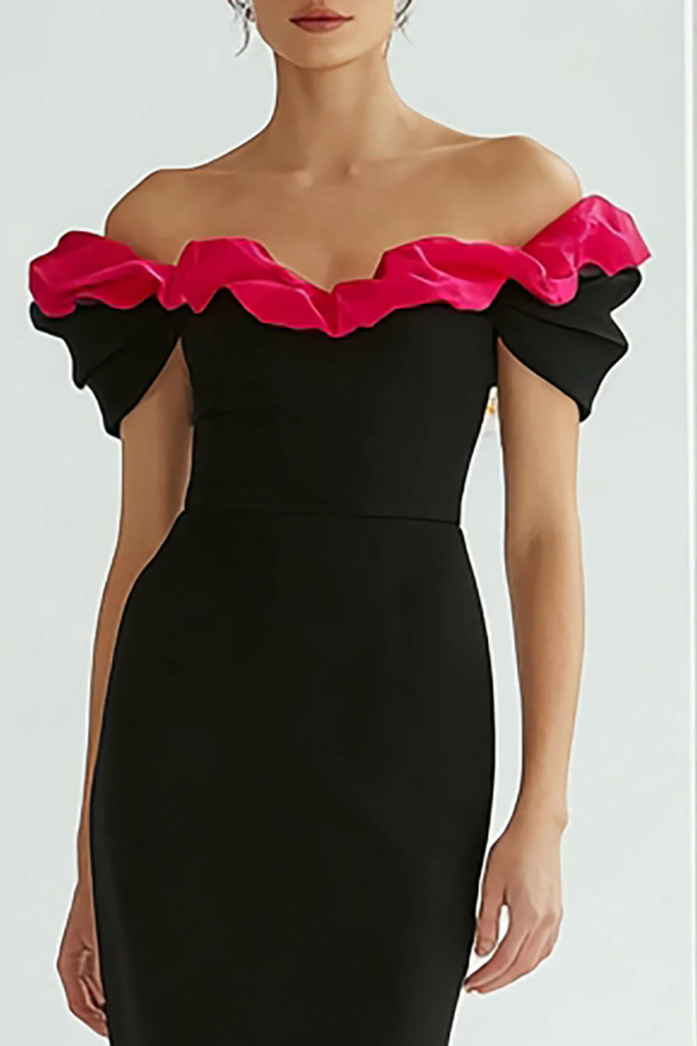 Robe longue formelle sirène noire et fuchsia à épaules dénudées avec volants - Image 2