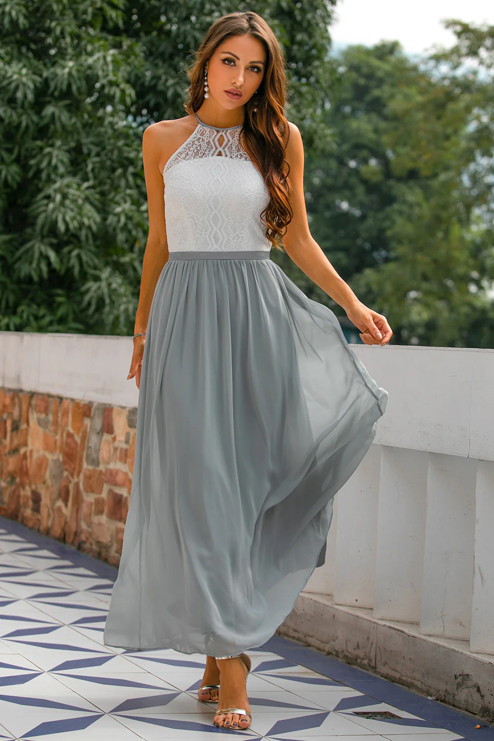 Robe longue grise à dos ouvert - Image 6