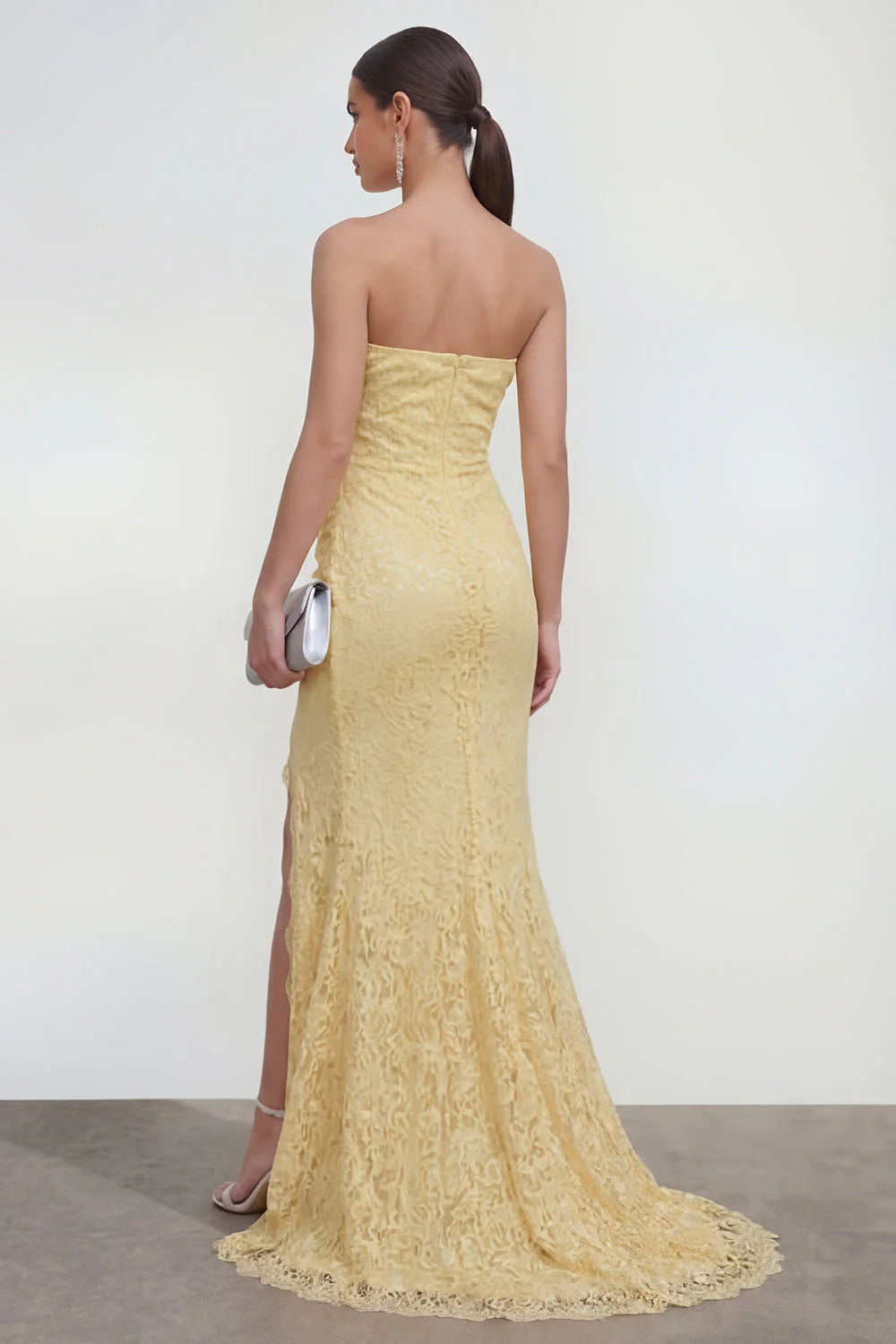 Robe longue invitée de mariage en dentelle jaune sans bretelles sirène avec fente - Image 2