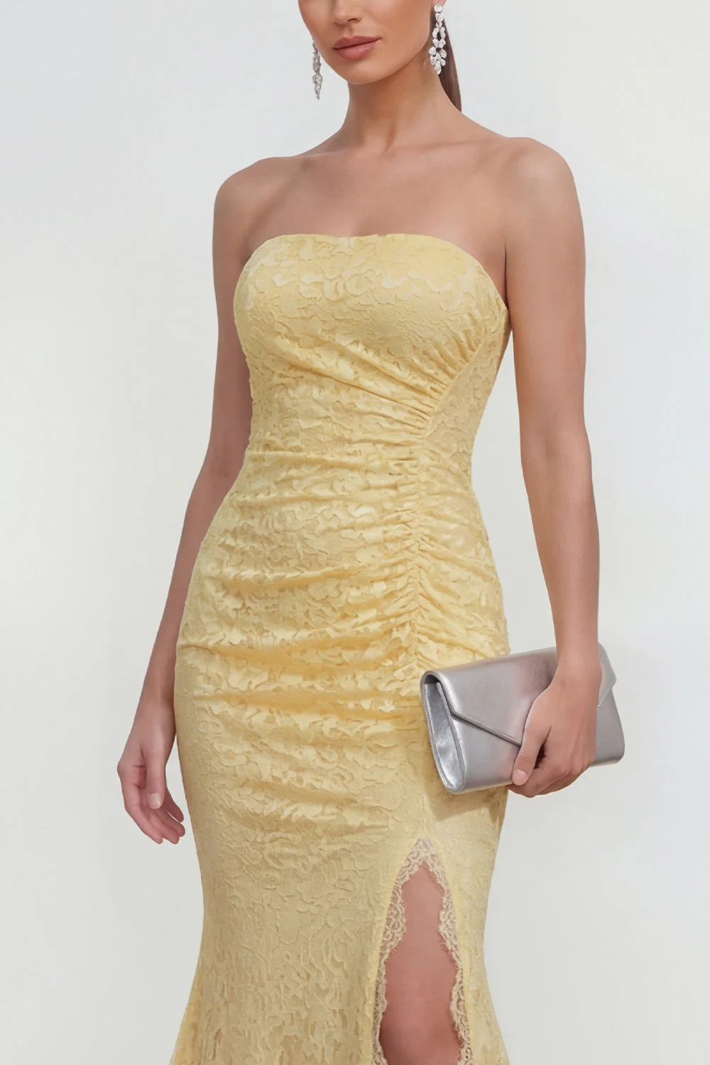 Robe longue invitée de mariage en dentelle jaune sans bretelles sirène avec fente - Image 3