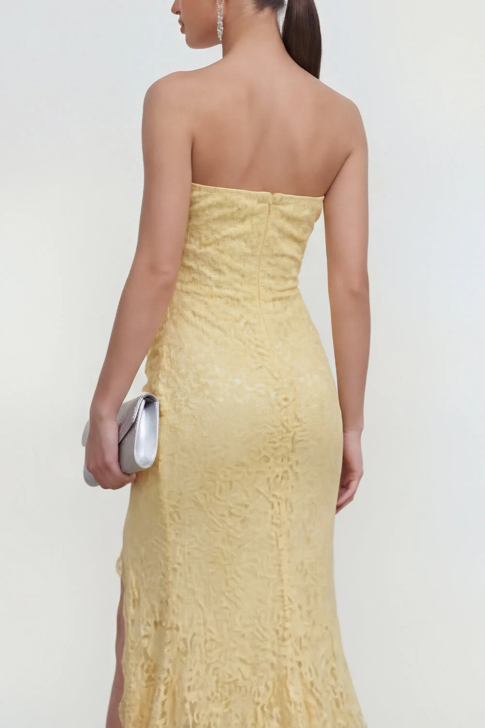 Robe longue invitée de mariage en dentelle jaune sans bretelles sirène avec fente - Image 4