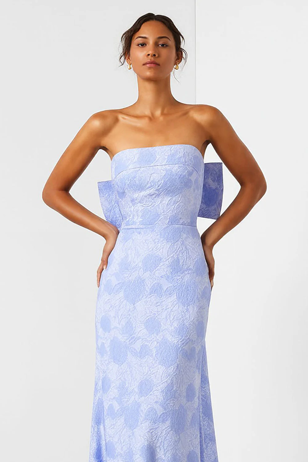 Robe longue jacquard en satin à onglés floraux sans bretelles bleu clair avec un grand nœud dans le dos - Image 3
