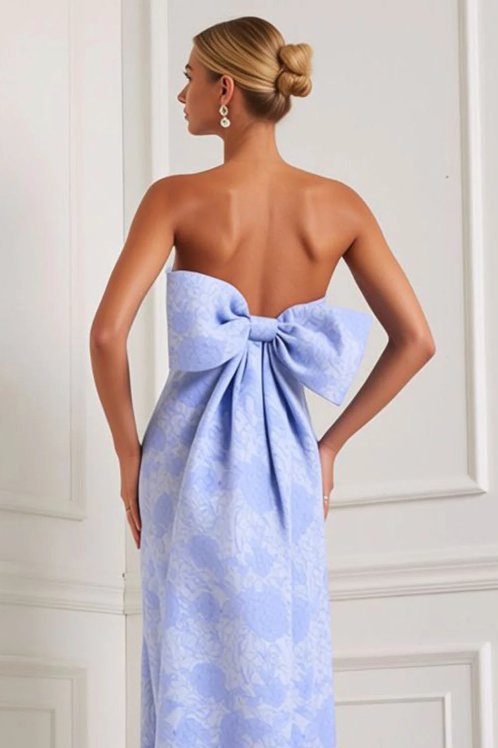 Robe longue jacquard en satin à onglés floraux sans bretelles bleu clair avec un grand nœud dans le dos - Image 4