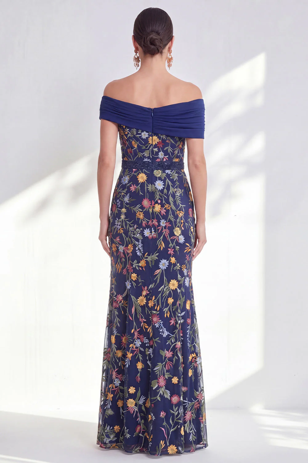 Robe longue longue de la mariée verte à la ligne en A décollée - Image 14