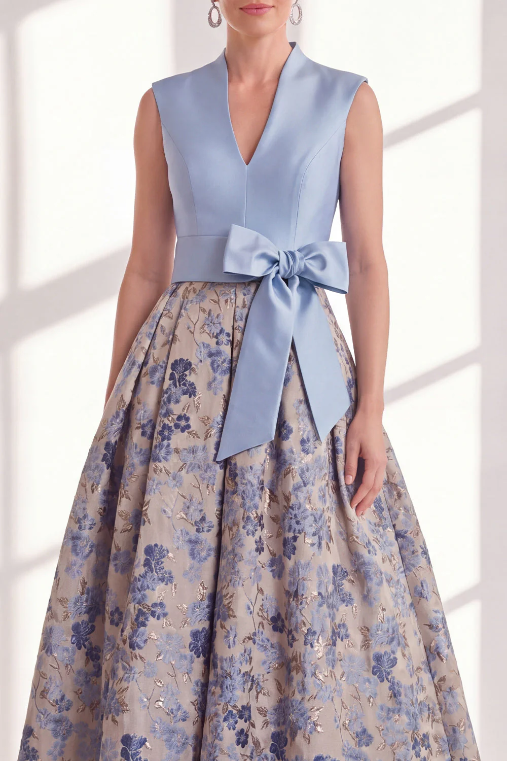 Robe longue marme de la mariée bleue à col en V à col en V avec un nœud - Image 3