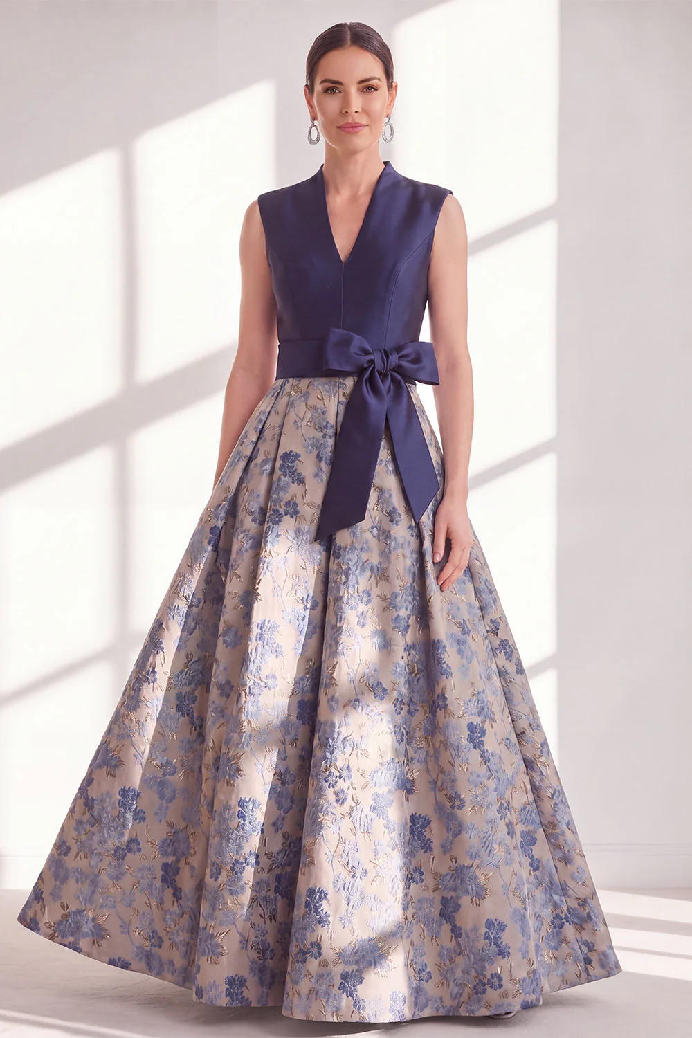 Robe longue marme de la mariée bleue à col en V à col en V avec un nœud - Image 9