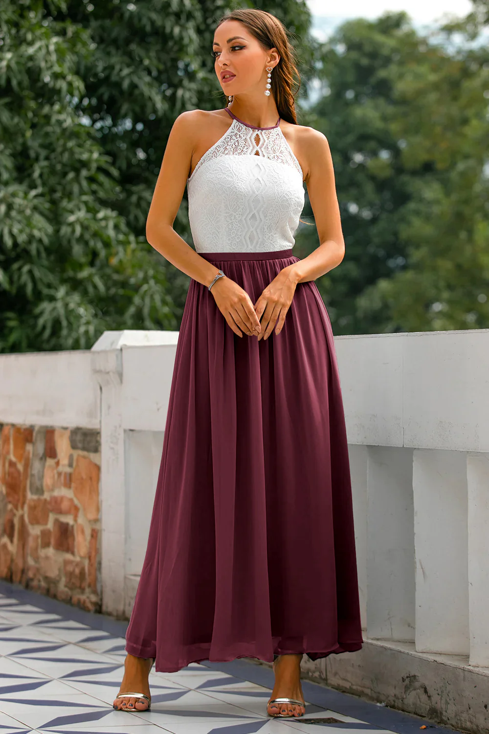 Robe longue grise à dos ouvert - Image 10