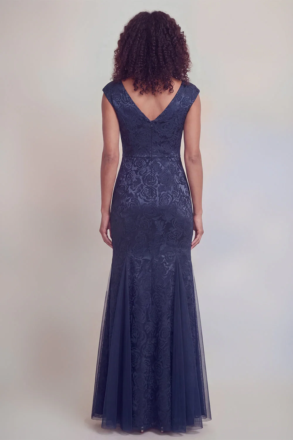 Robe longue sirène à col en V à col en V vert sauge avec fente - Image 10
