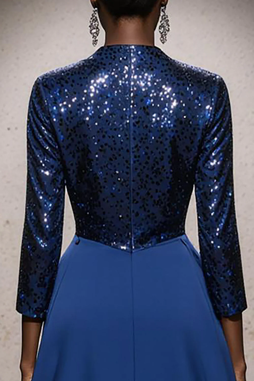 Robe longue sirène à paillettes à col haut bleu royal scintillant avec cape - Image 4