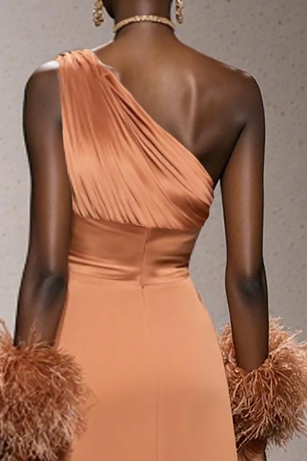 Robe longue sirène en satin orange à une épaule avec plumes - Image 4