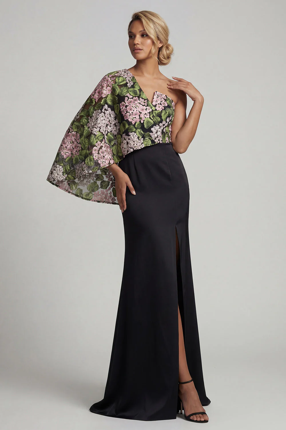 Robe longue sirène fleurie noire mère de la mariée avec cape latérale - Image 3