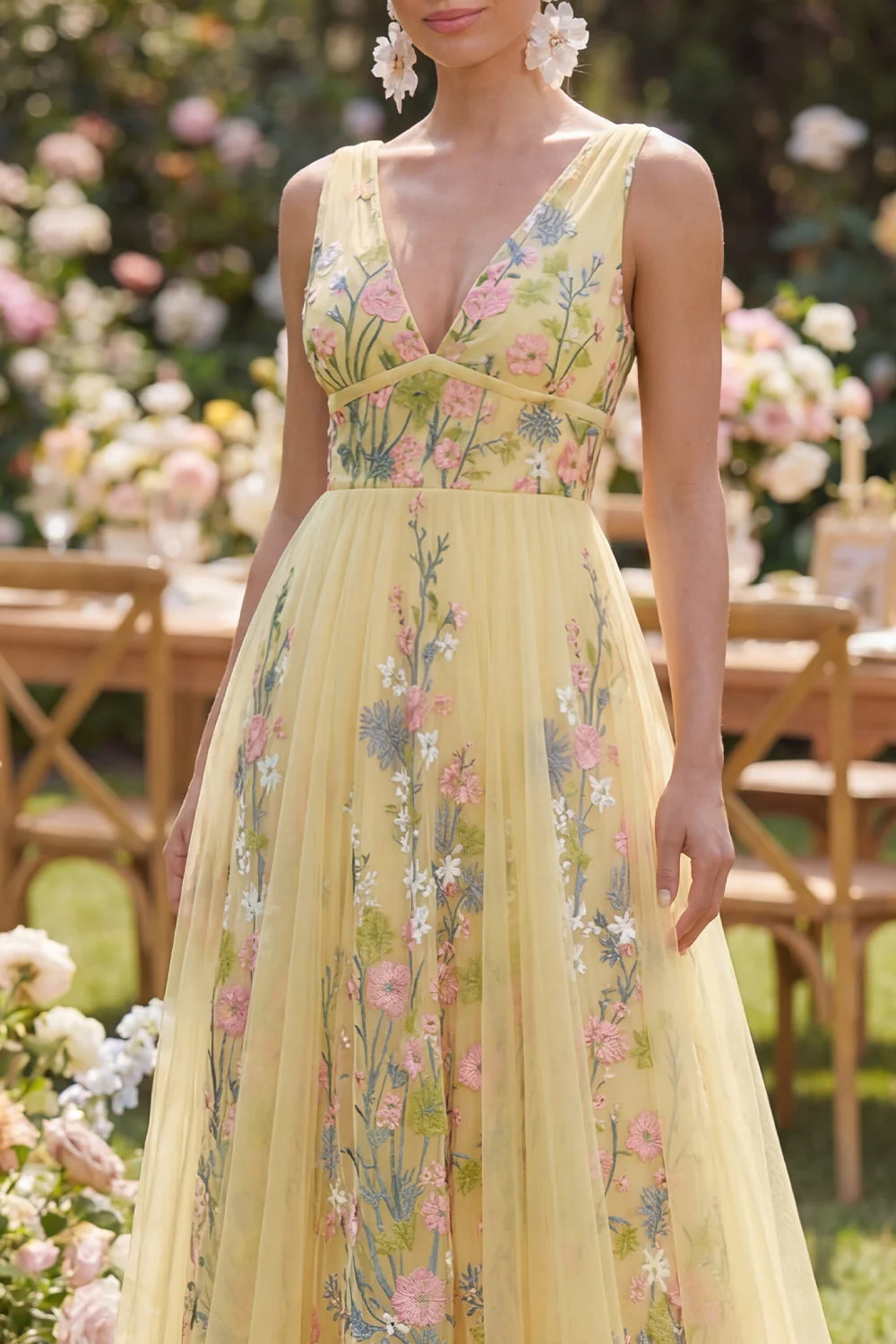 Robe Maxi brodée florale à décolleté en V jaune pastel - Image 3